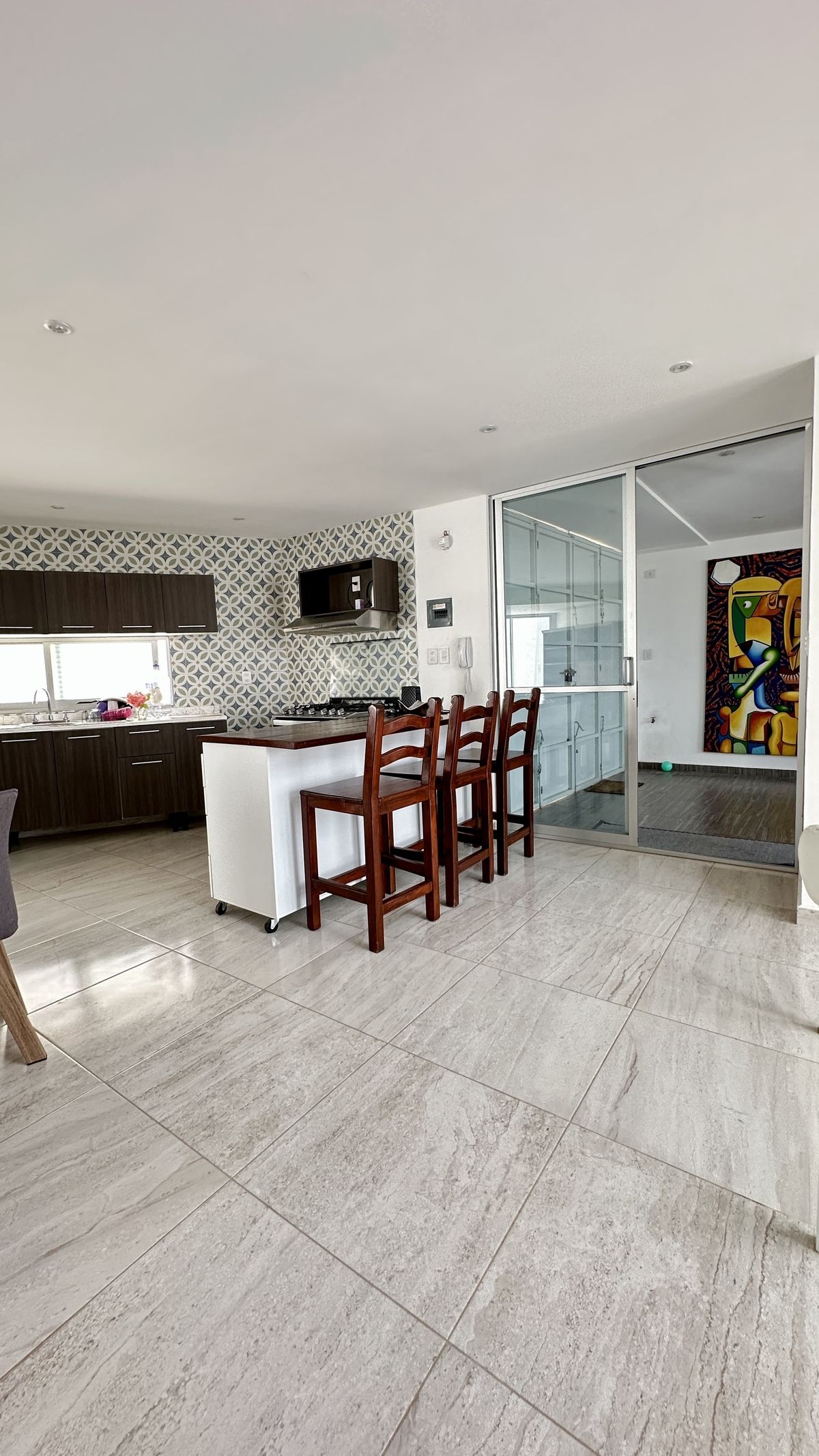 3 of 25: Cocina integral amplia con bodega y/o despensa