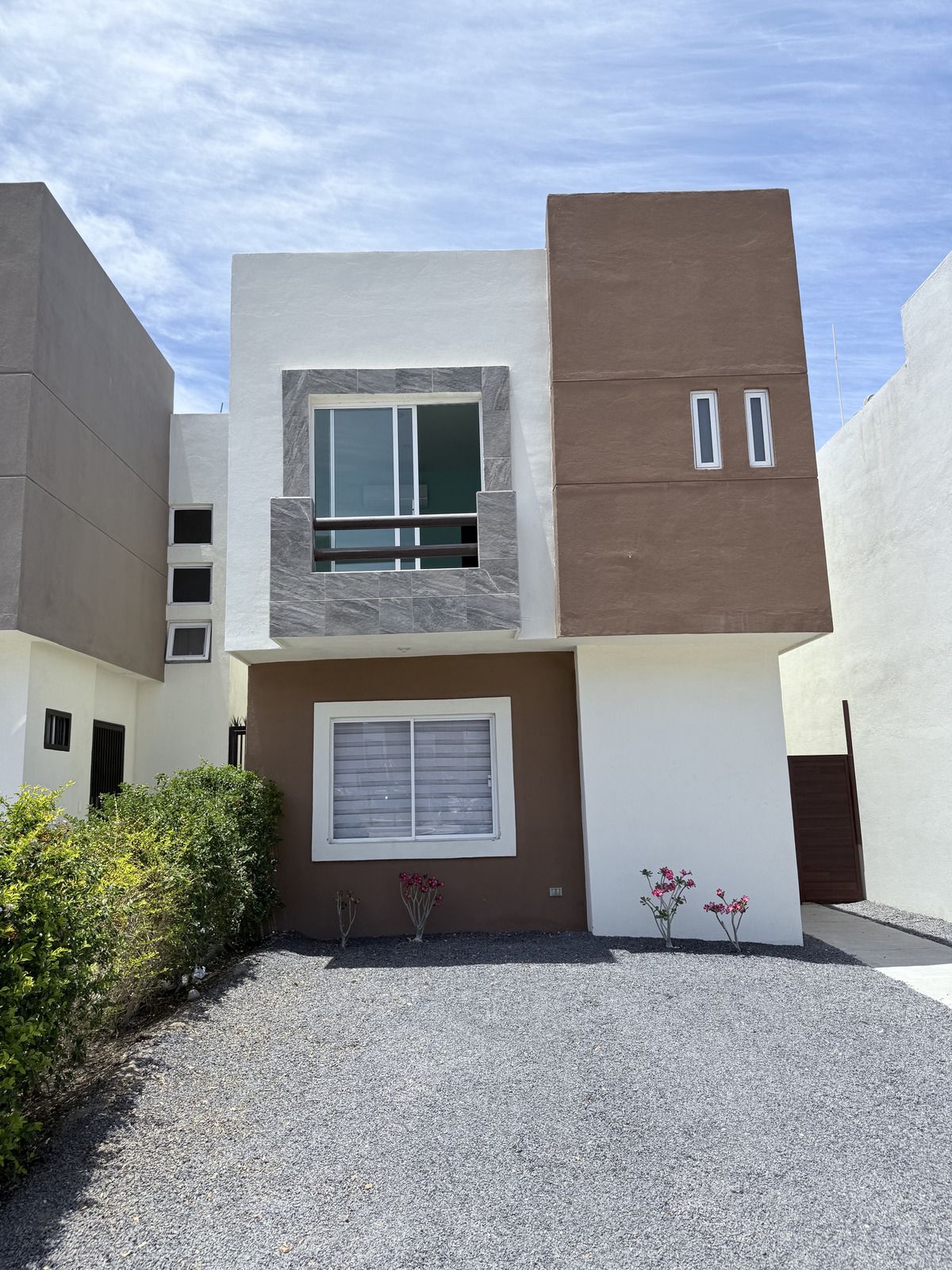 1 de 19: Fachada principal