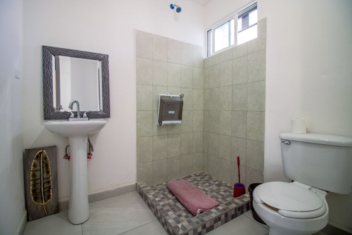 5 de 8: amplio y comodo baño completo