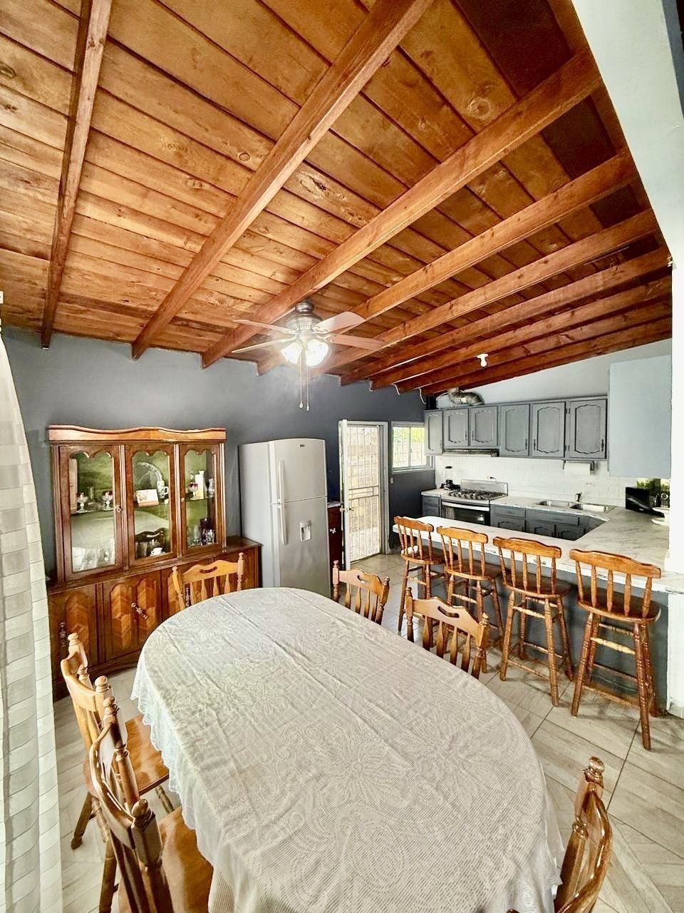 2 of 10: Comedor y cocina integral