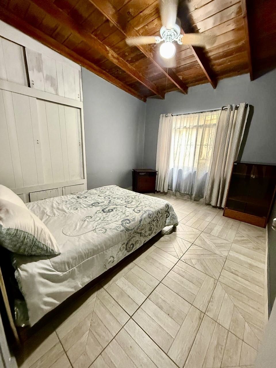 4 of 10: Habitación con cama y closet