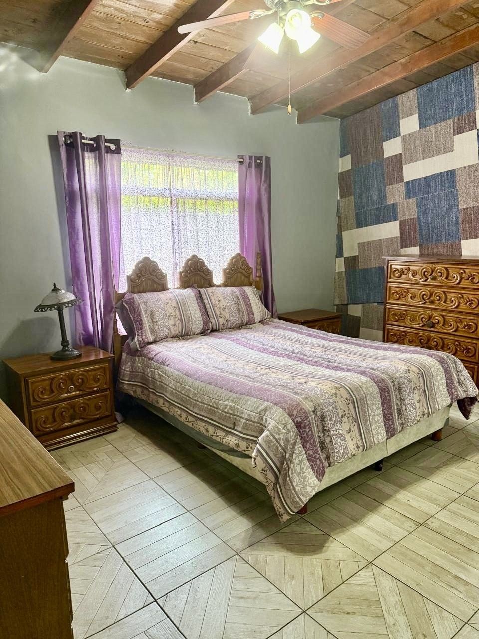 6 of 10: Habitación con cama