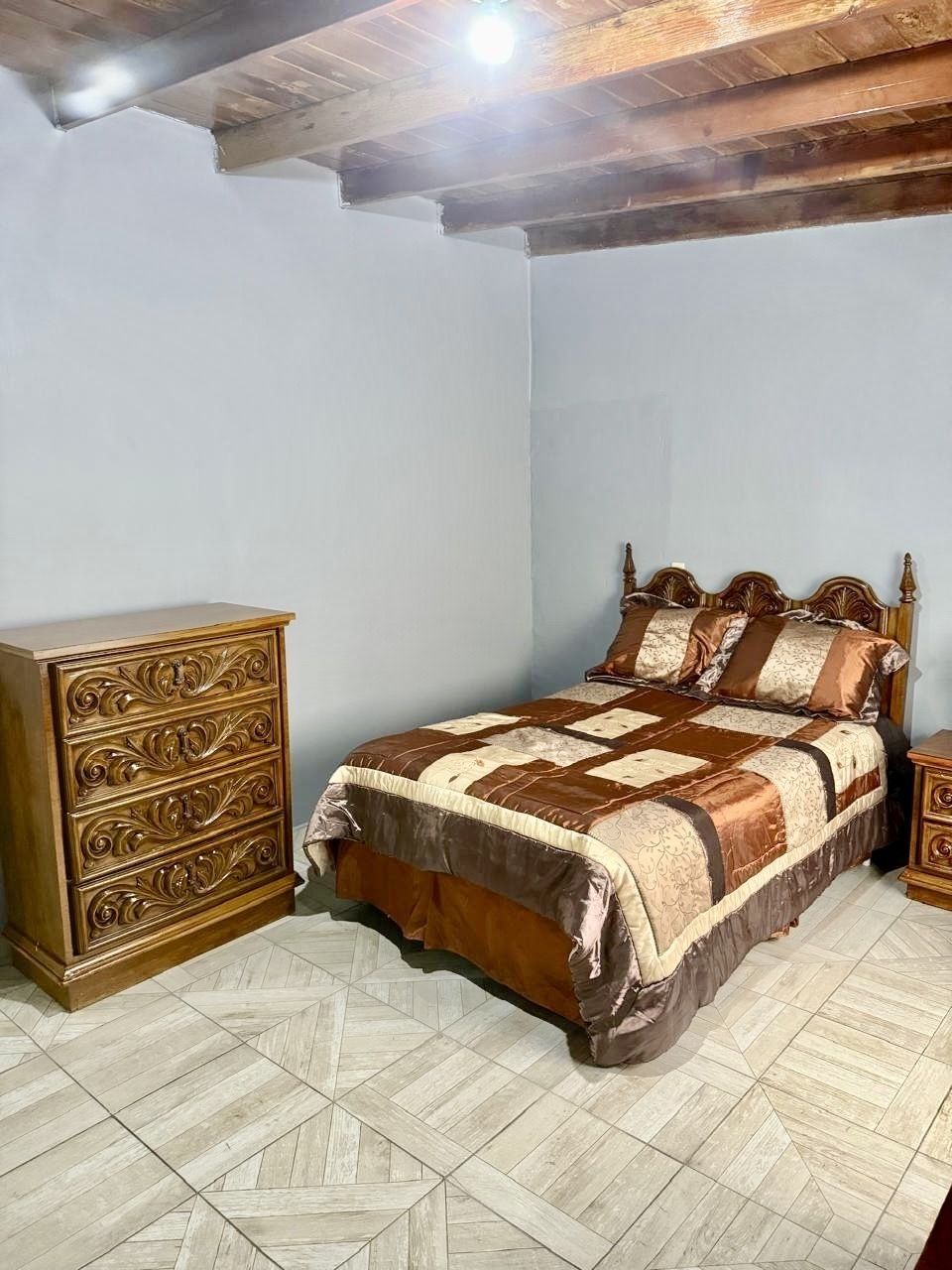 8 of 10: Habitación con cama