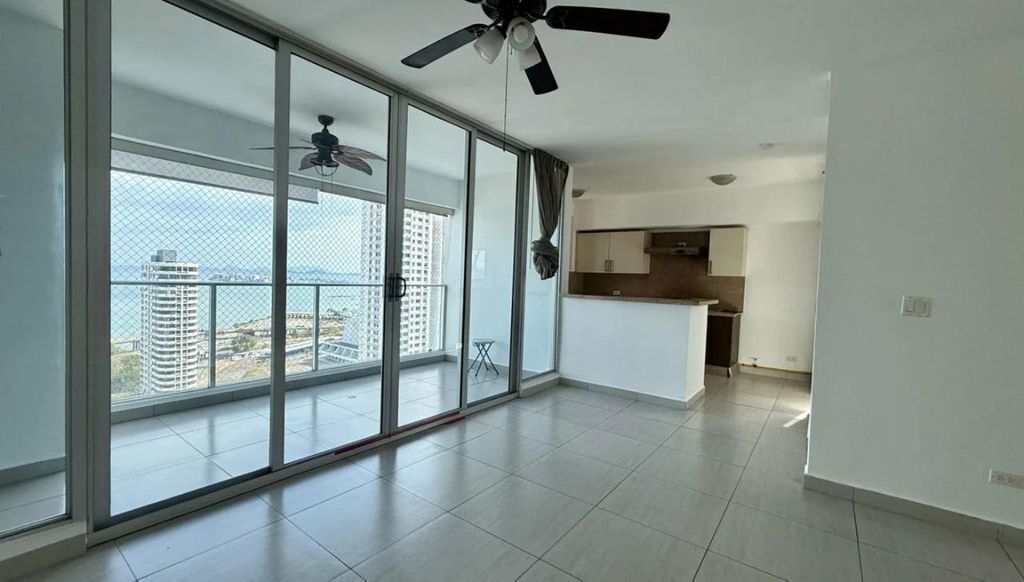 3 de 9: Sala y Balcón