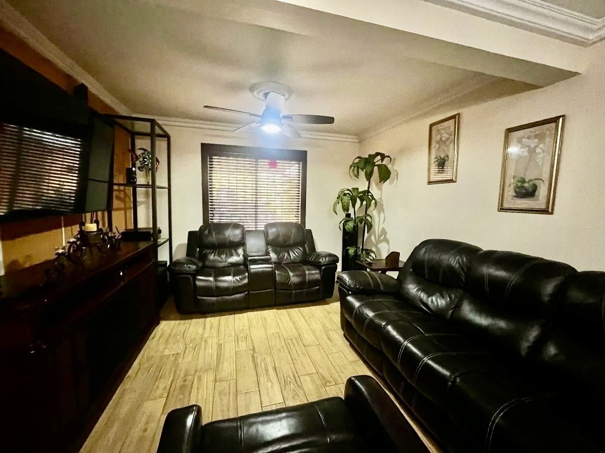 3 of 17: Sala de TV