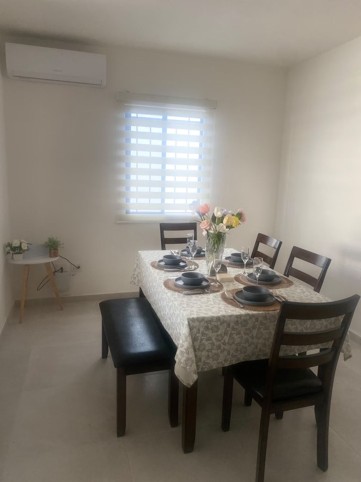 3 of 8: Comedor equipado y aire acondicionado.
