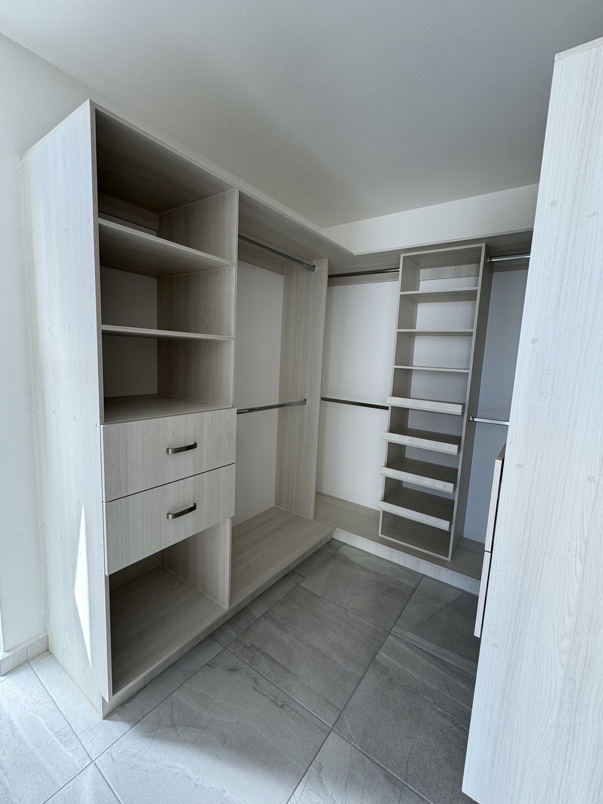 22 de 33: Vestidor recámara principal