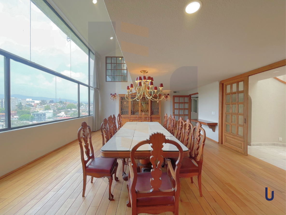 3 de 25: Comedor (doble altura y ventanales casi de piso a techo)