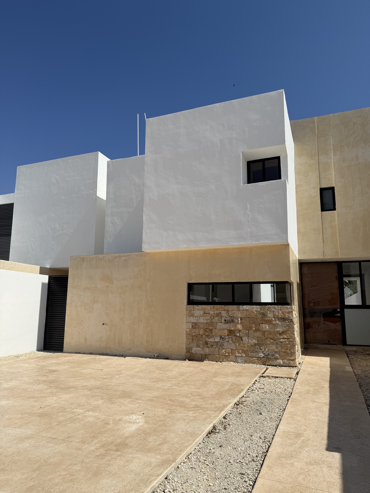 1 of 26: Fachada de Casa