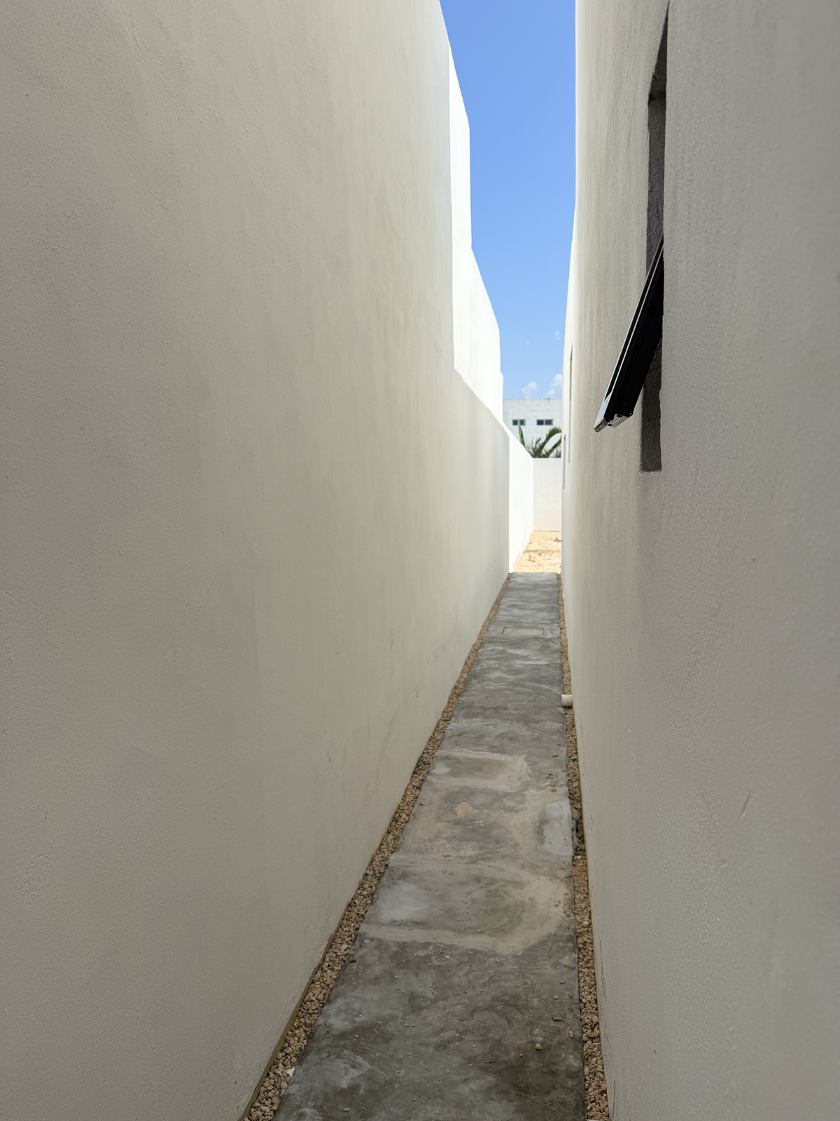 7 of 26: Pasillo de servicio