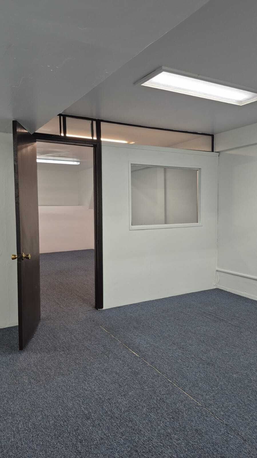 11 of 13: Oficina piso 1