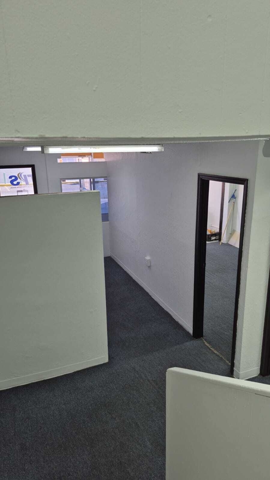 12 of 13: Oficina piso 2