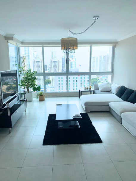 1 de 10: Sala y Ventanal de Piso a Techo