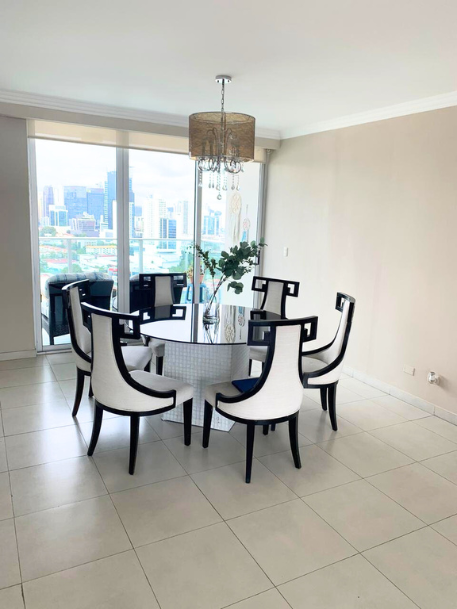 2 de 10: Comedor y Vista del Balcón