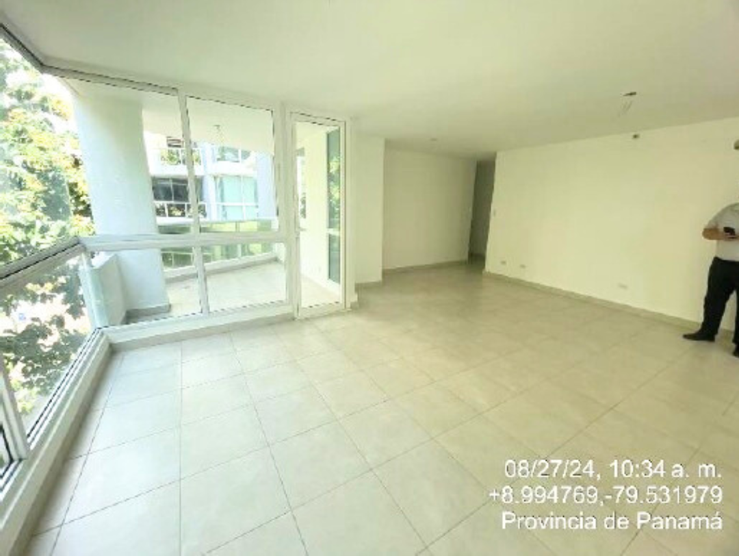 5 de 21: Sala y Balcón