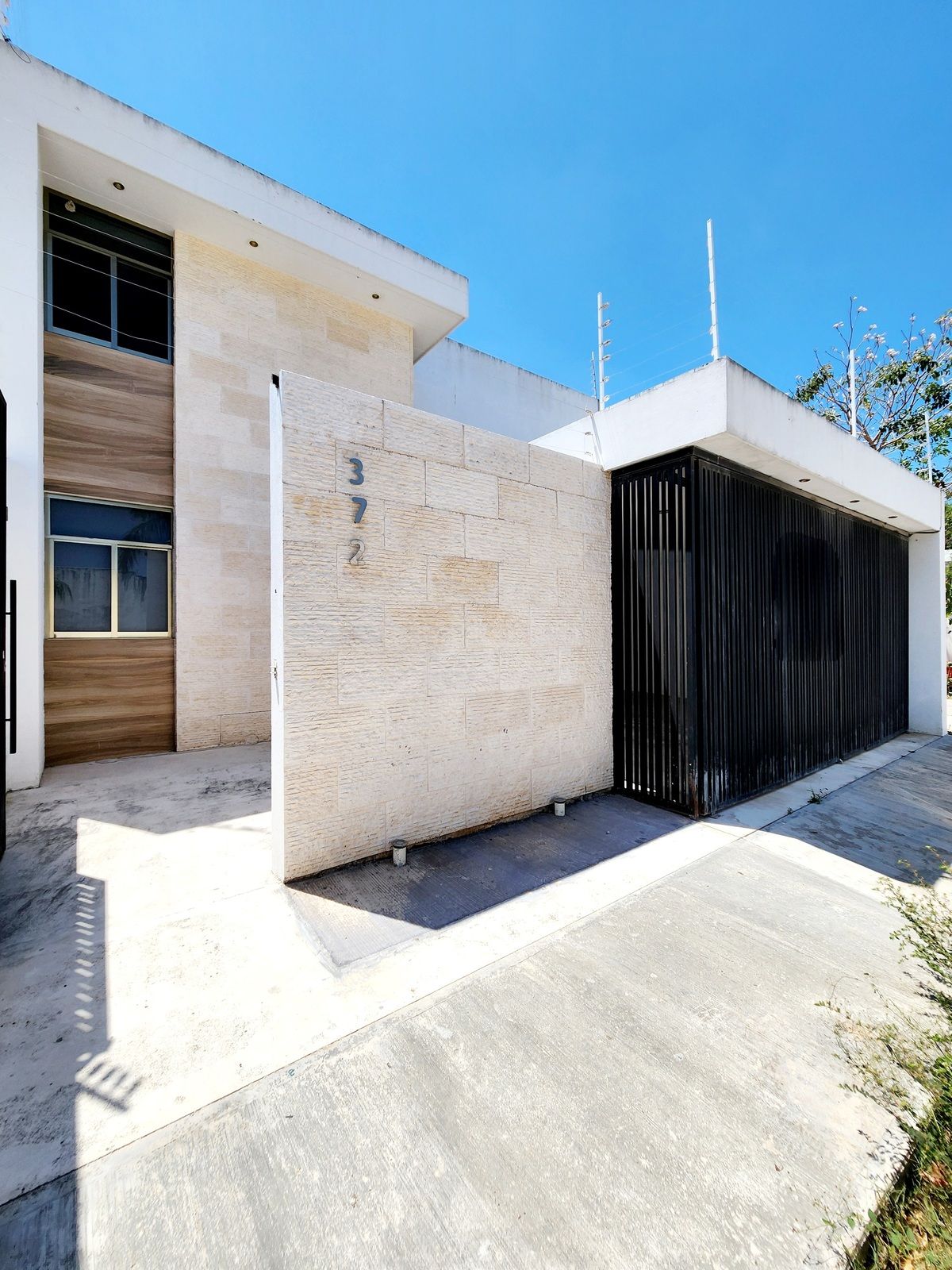 1 of 16: Fachada exterior