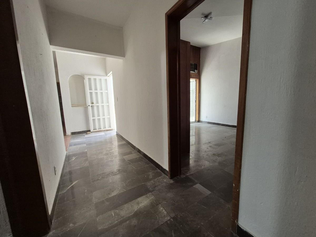 31 de 46: Pasillo que da a  2 habitaciones