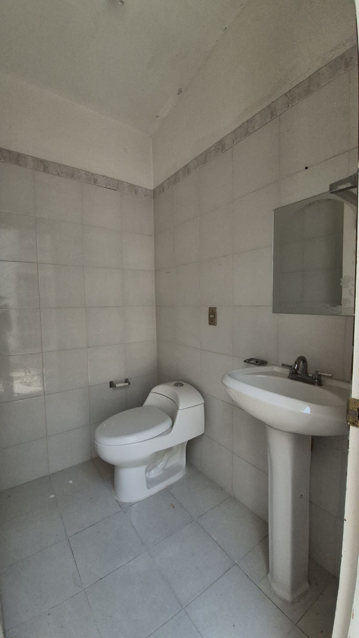 28 de 46: Medio baño