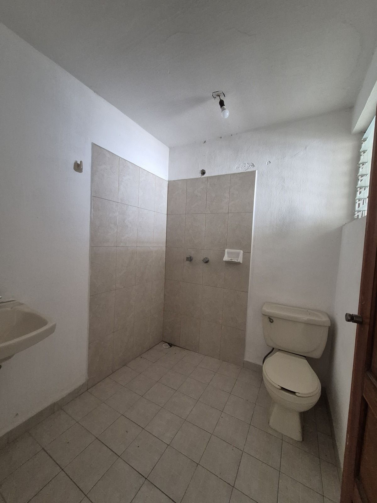 44 de 46: Baño completo de habitacion de servicio