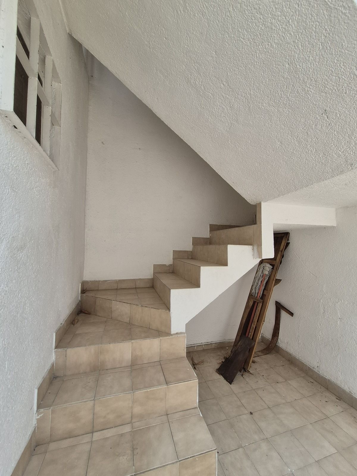 41 de 46: Escalera que da al area de servicio