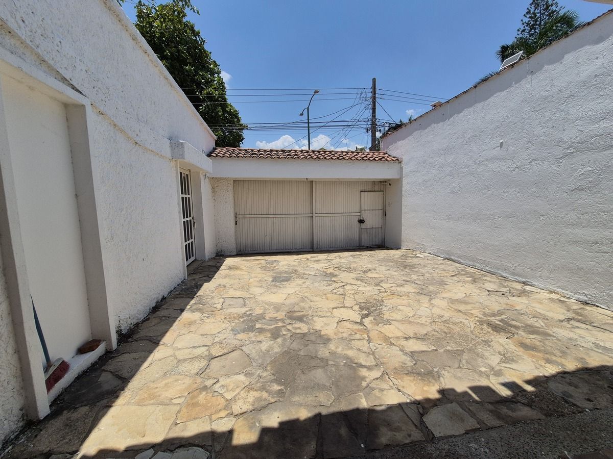 24 de 46: Amplio estacionamiento  para 2 autos