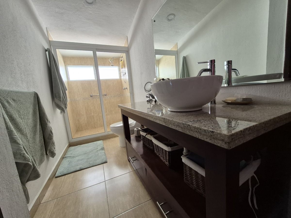 12 de 46: Baño completo de recamara principal