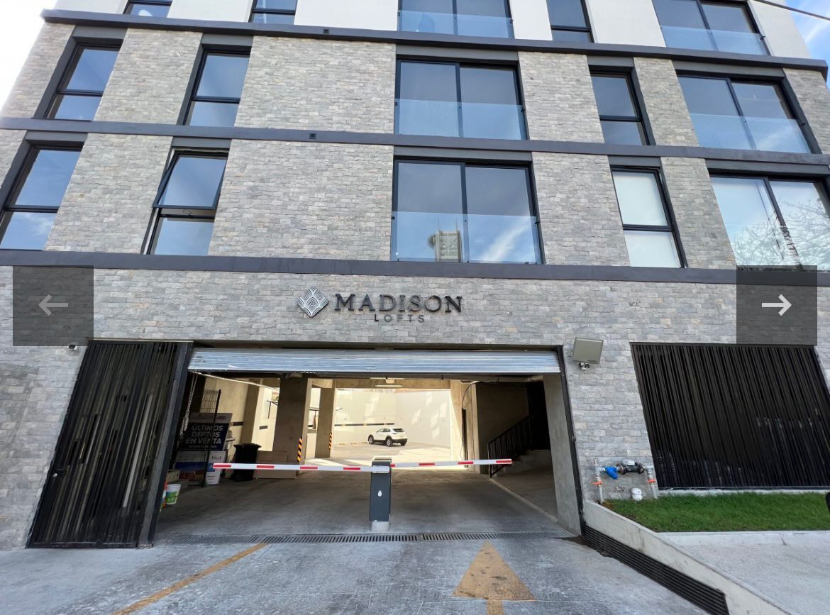 2 de 18: Entrada estacionamiento