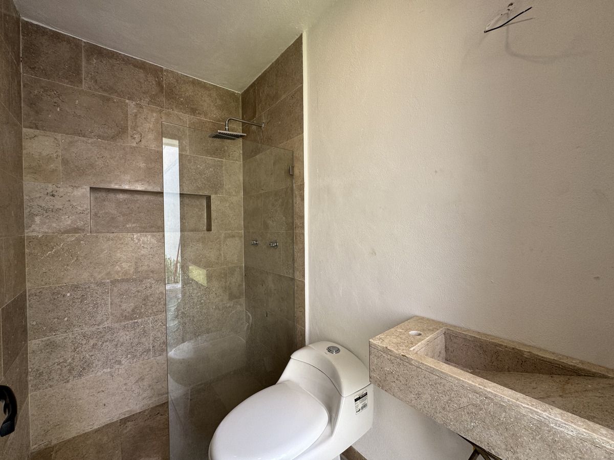 10 de 32: Baño, Cuarto de Servicios