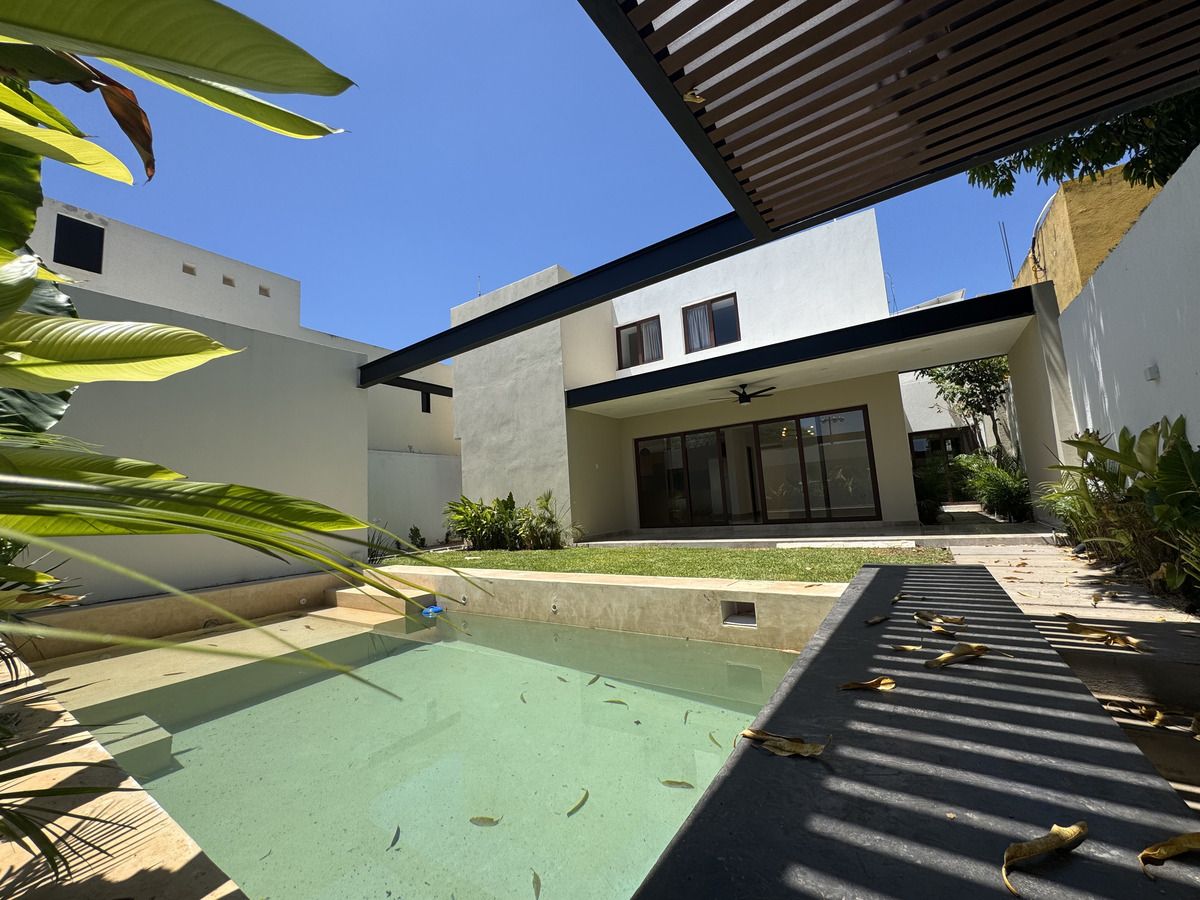 29 de 32: Alberca, Terraza Techada