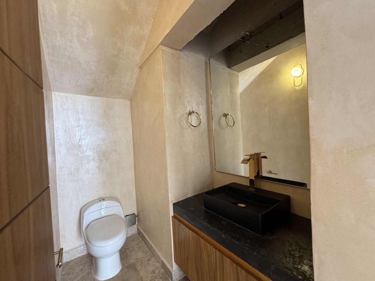 8 de 32: Medio Baño