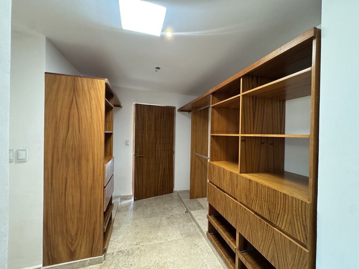 20 de 32: Closet Vestidor, Habitación Principal