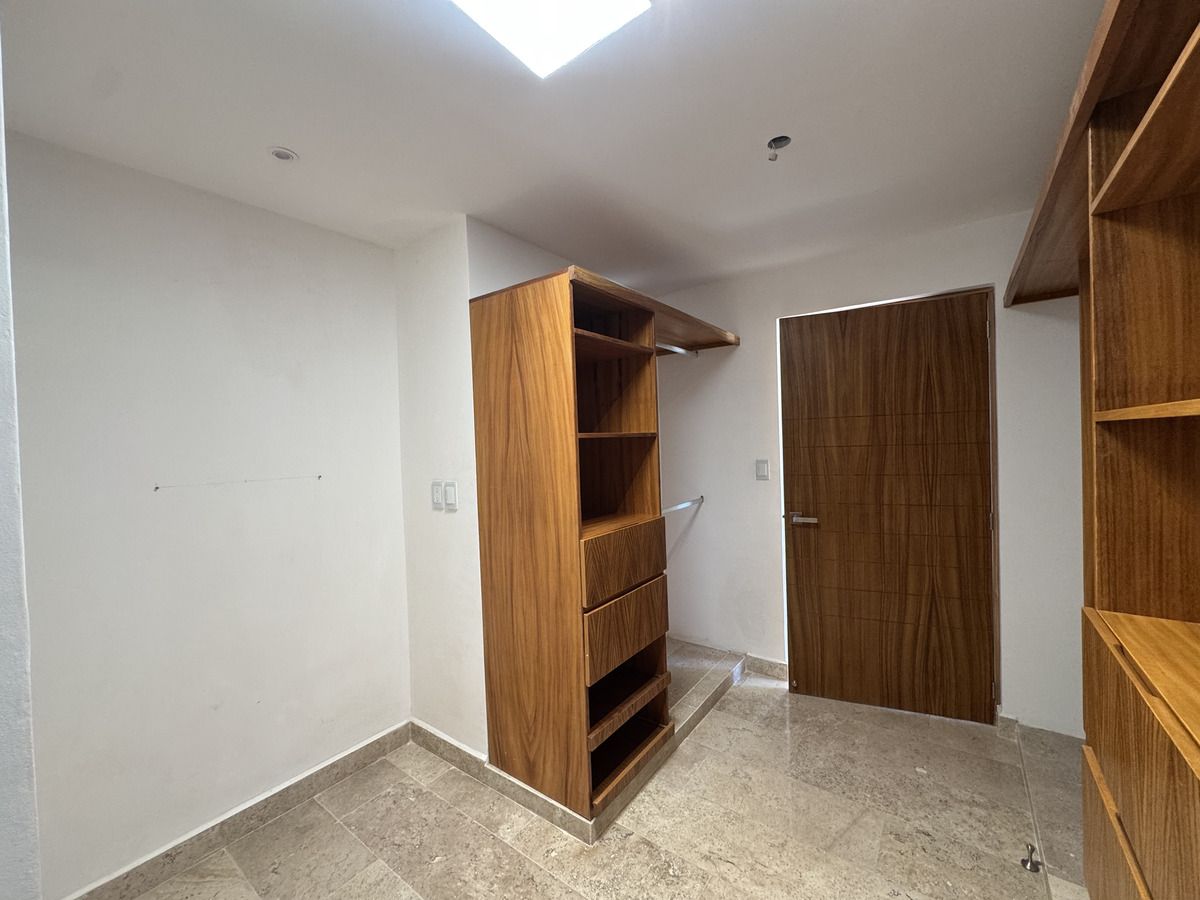 19 de 32: Closet Vestidor, Habitación Principal