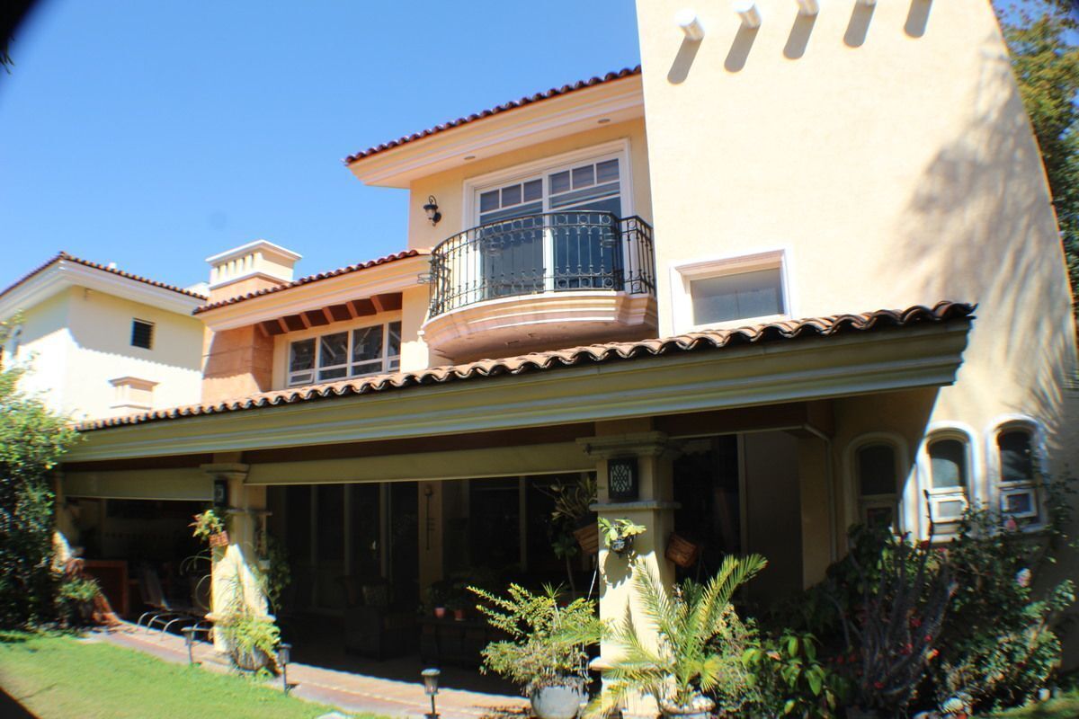 29 de 47: Jardín posterior y fachada