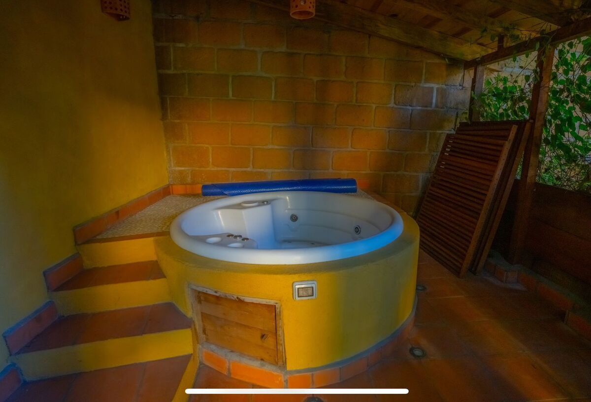 5 of 18: Jacuzzi