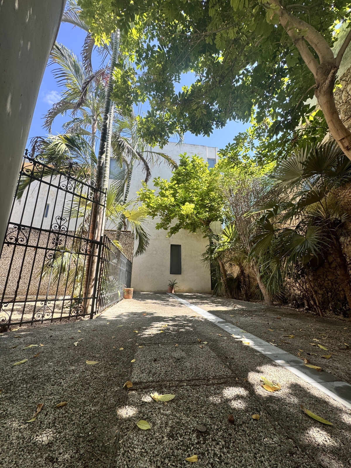 16 of 32: Entrada Casa 2