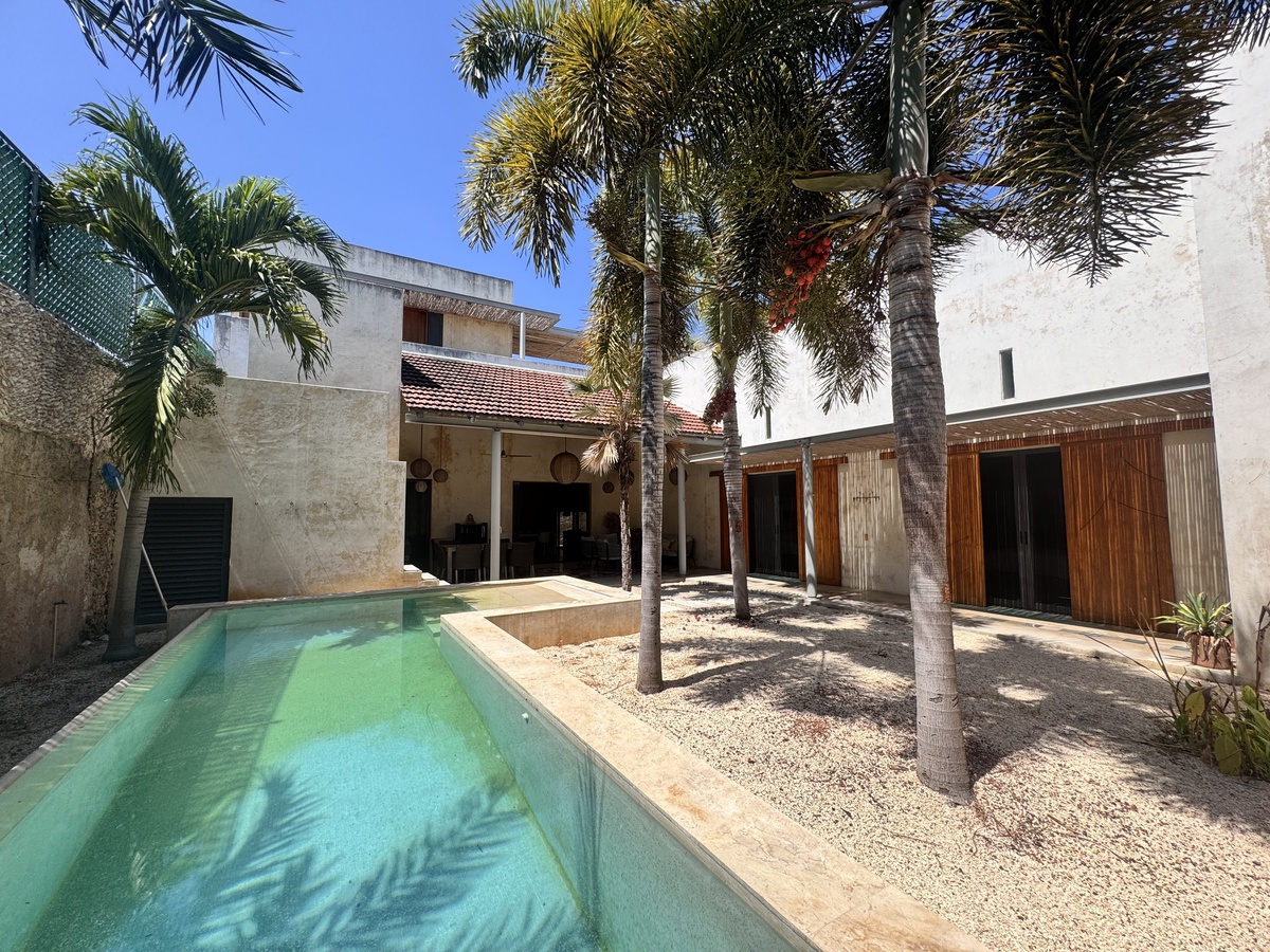 1 of 32: Alberca Patio Casa 2