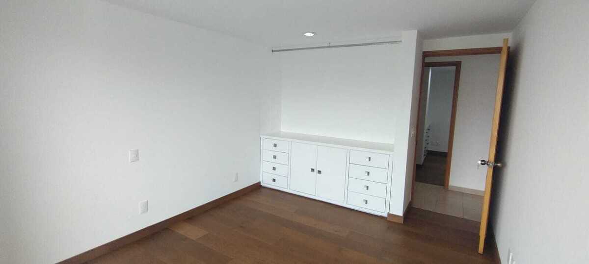 14 de 44: Recamara secundaría con balcón