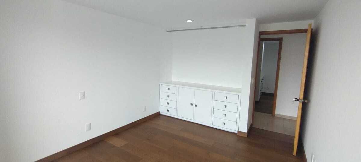 15 de 44: Recamara secundaría con balcón