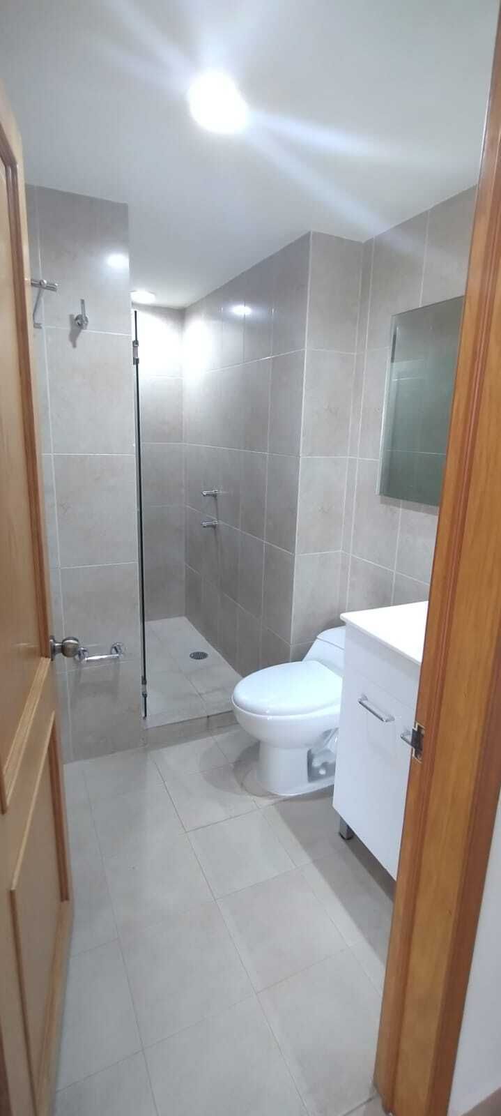 21 de 44: Baño completo del cuarto de servicio