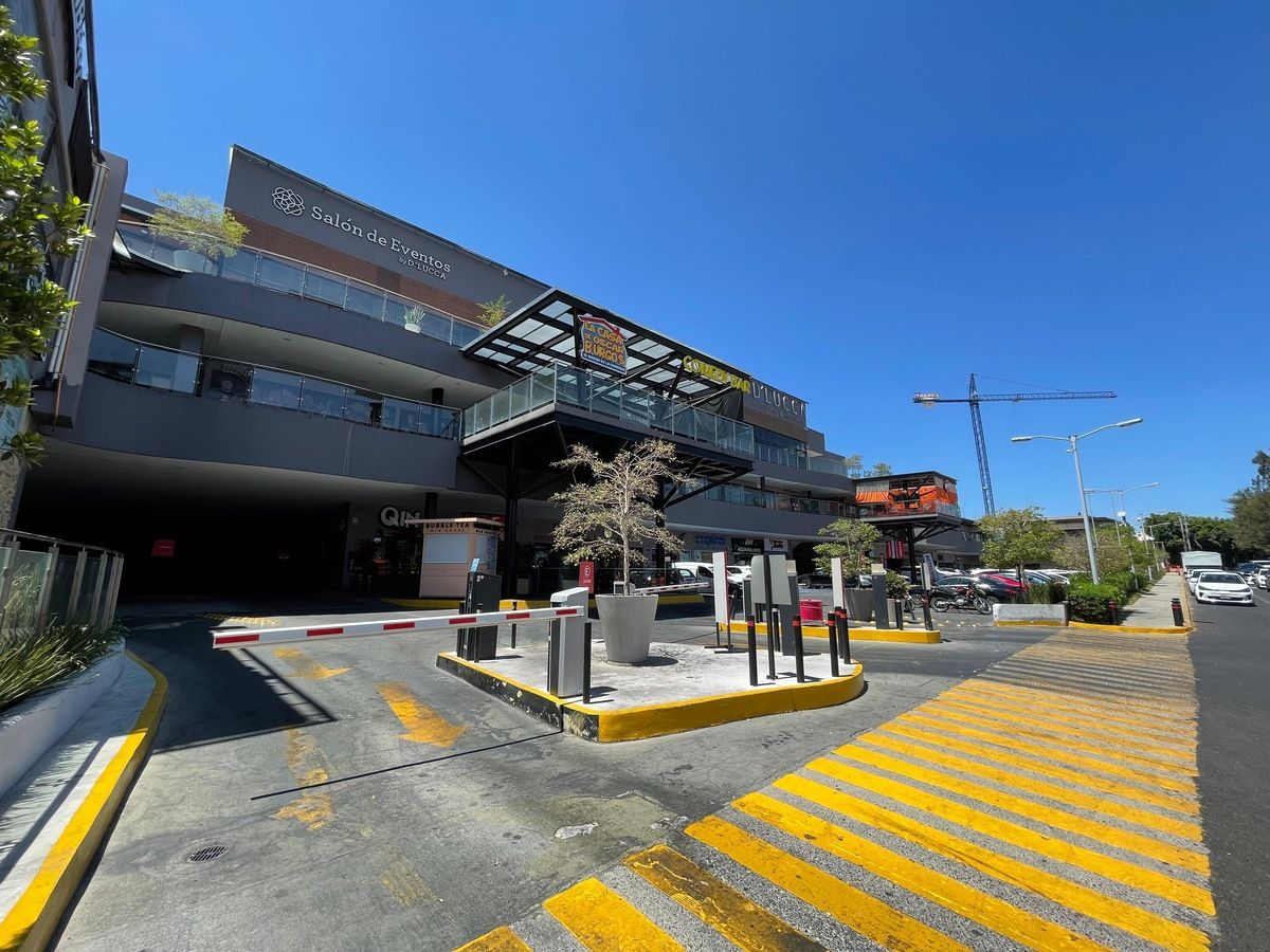 5 de 19: Local Comercial en Renta en Valle Real  Plaza D´Lucca