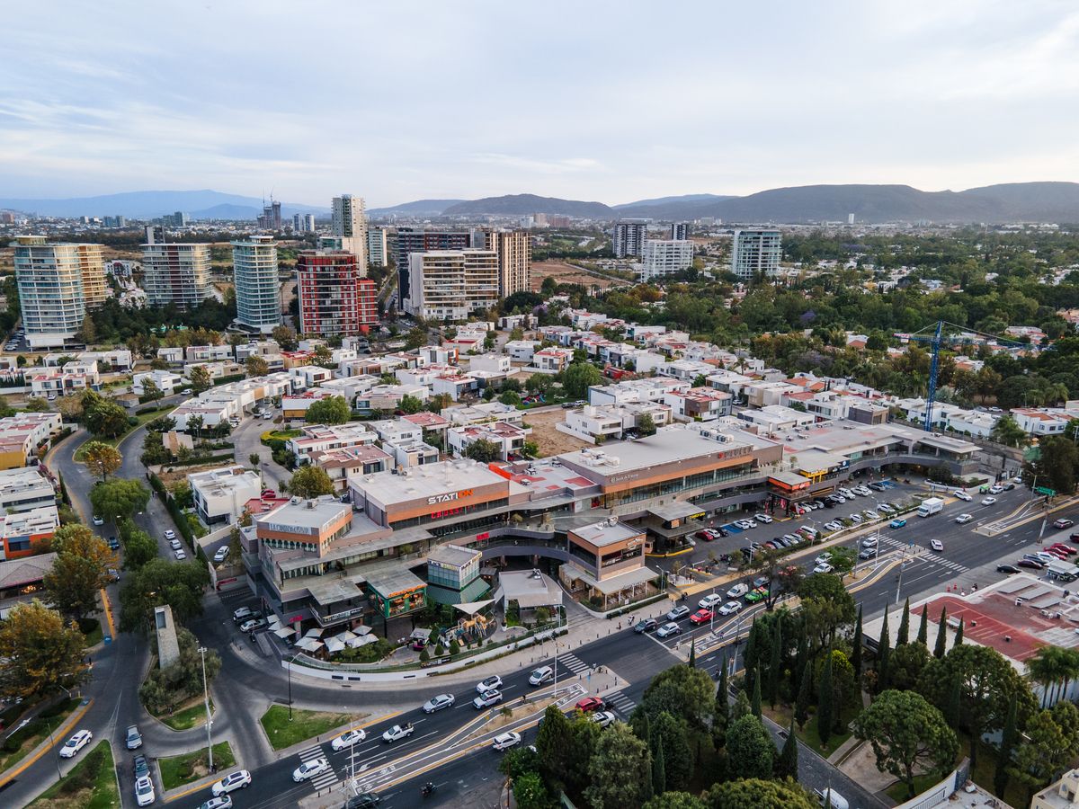4 de 19: Local Comercial en Renta en Valle Real  Plaza D´Lucca