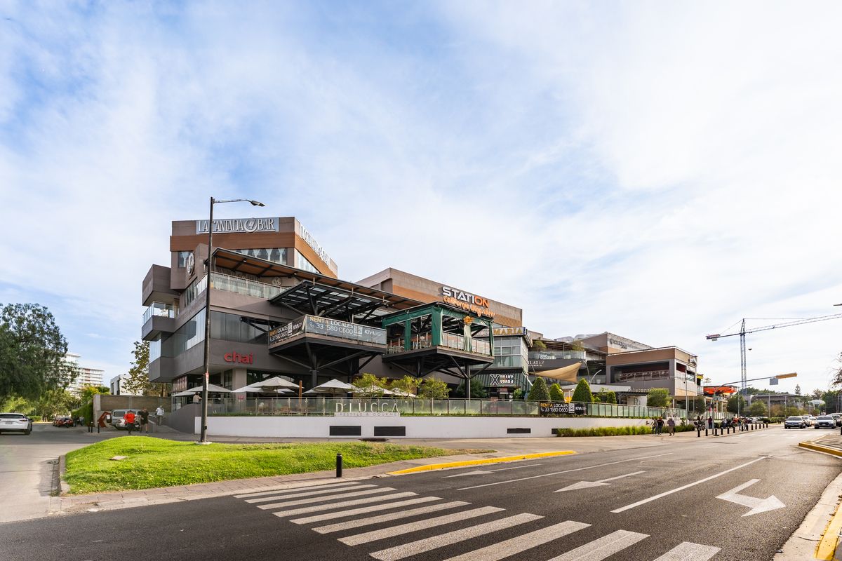 2 de 19: Local Comercial en Renta en Valle Real  Plaza D´Lucca