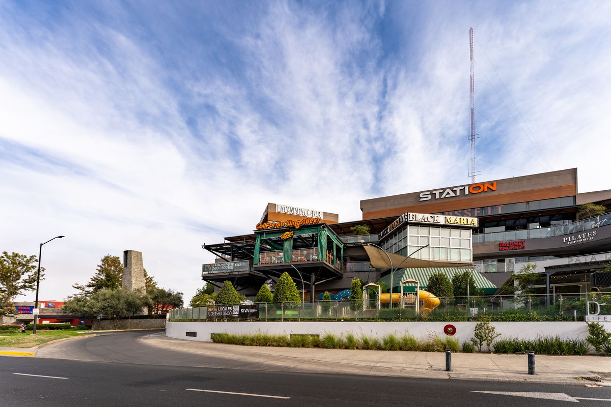 1 de 19: Local Comercial en Renta en Valle Real  Plaza D´Lucca