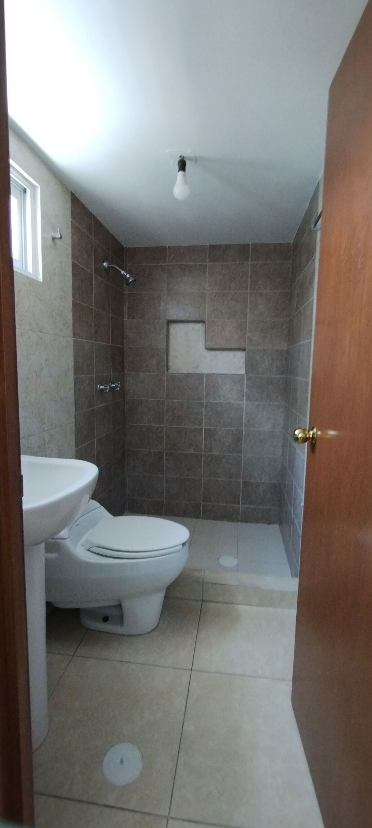 27 de 34: Baño cuarto de servicio