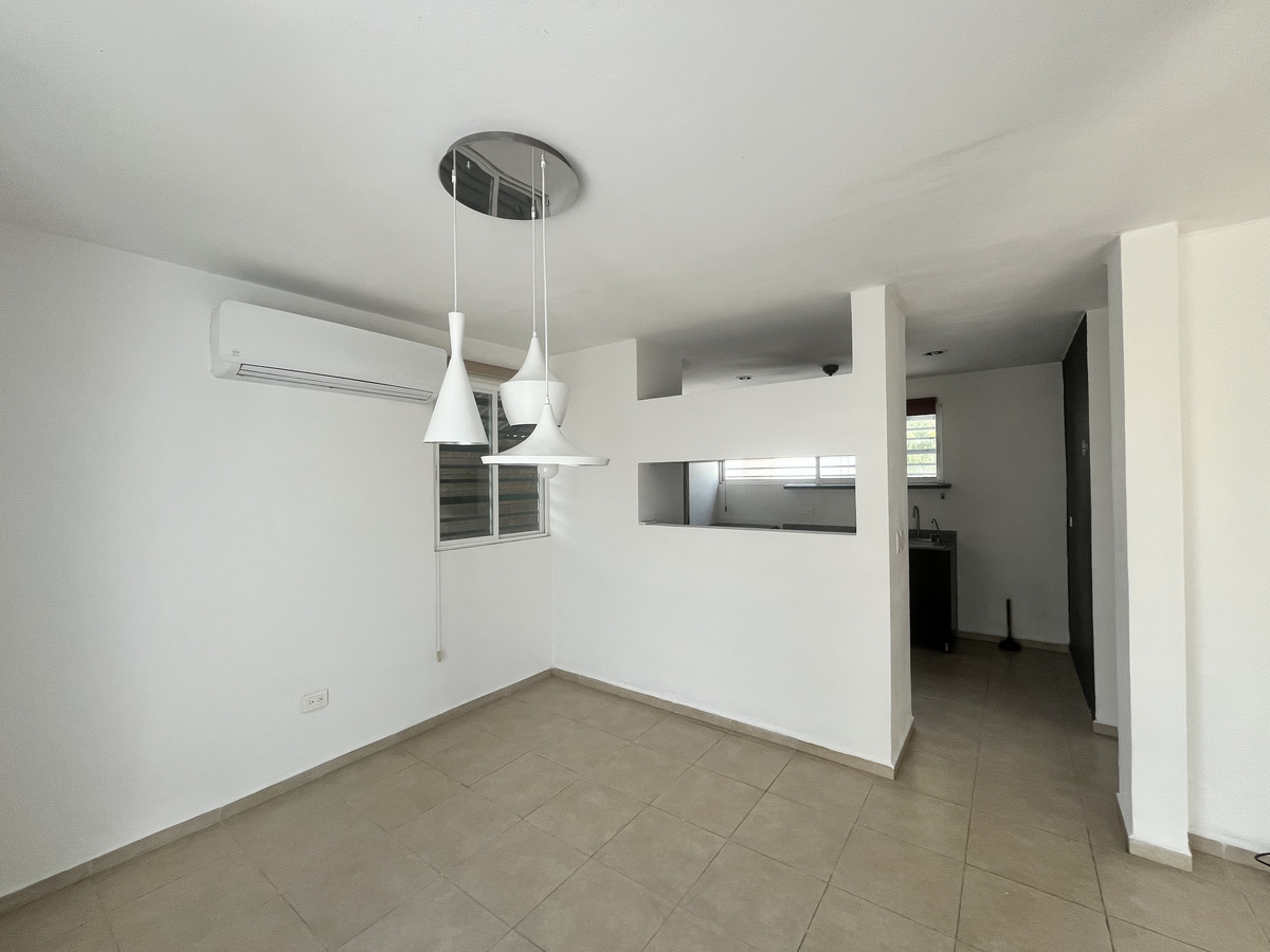 10 de 36: Comedor y vista a la cocina