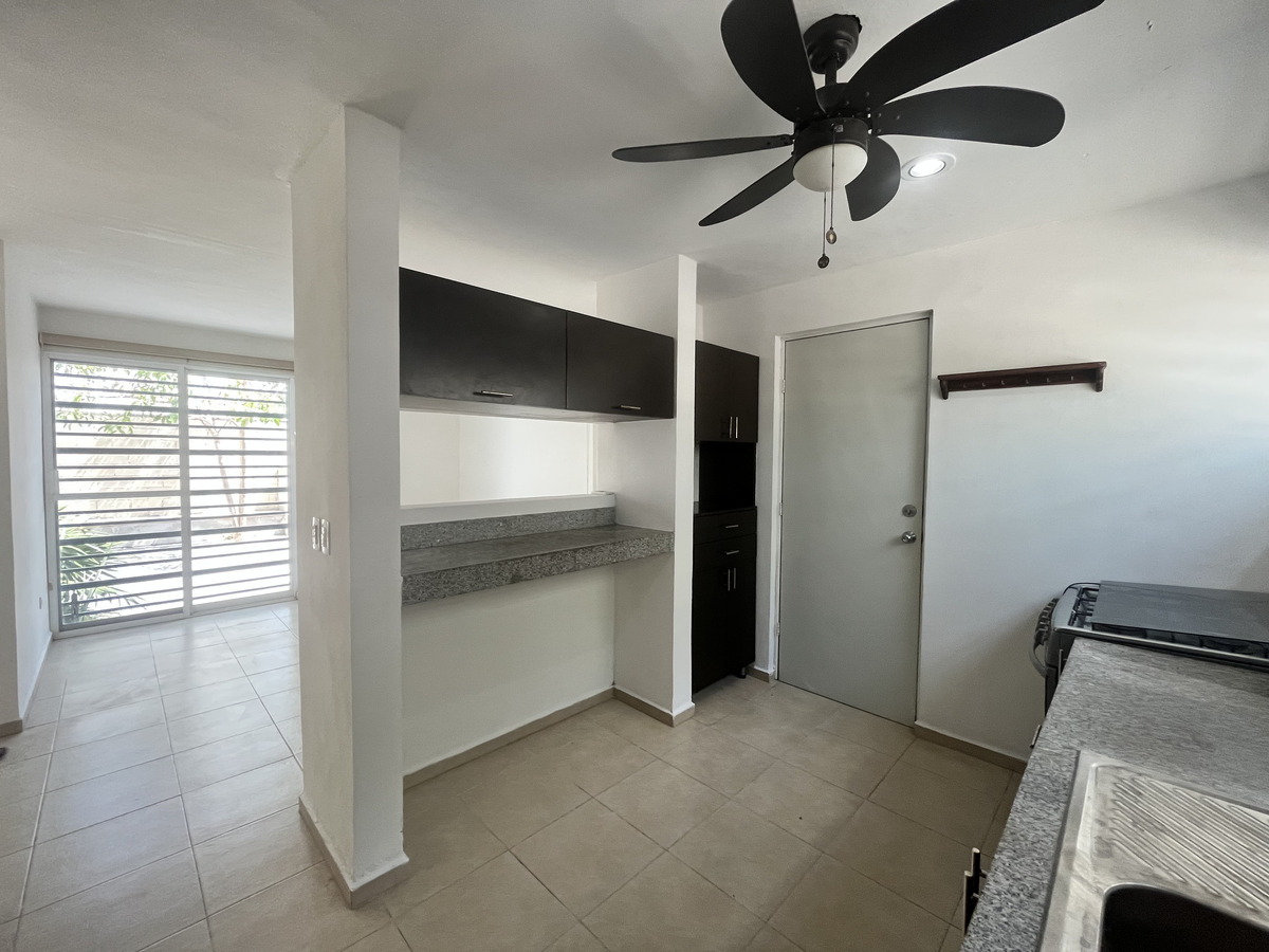 11 de 36: Cocina amueblada