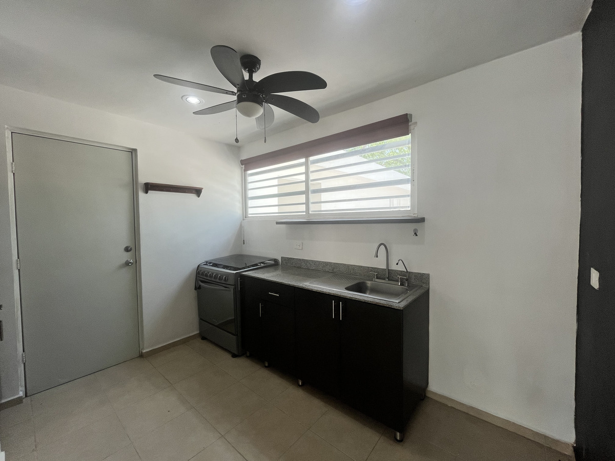 12 de 36: Cocina y salida al pasillo de servicio