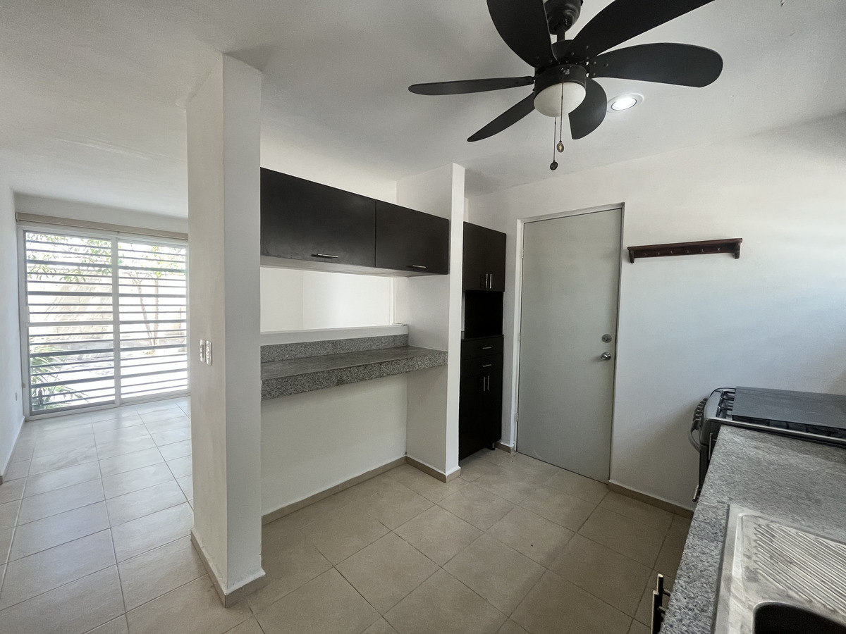 13 de 36: Cocina con vista al comedor