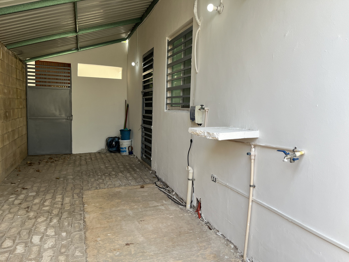 18 de 36: Pasillo de servicio techado / área de lavado