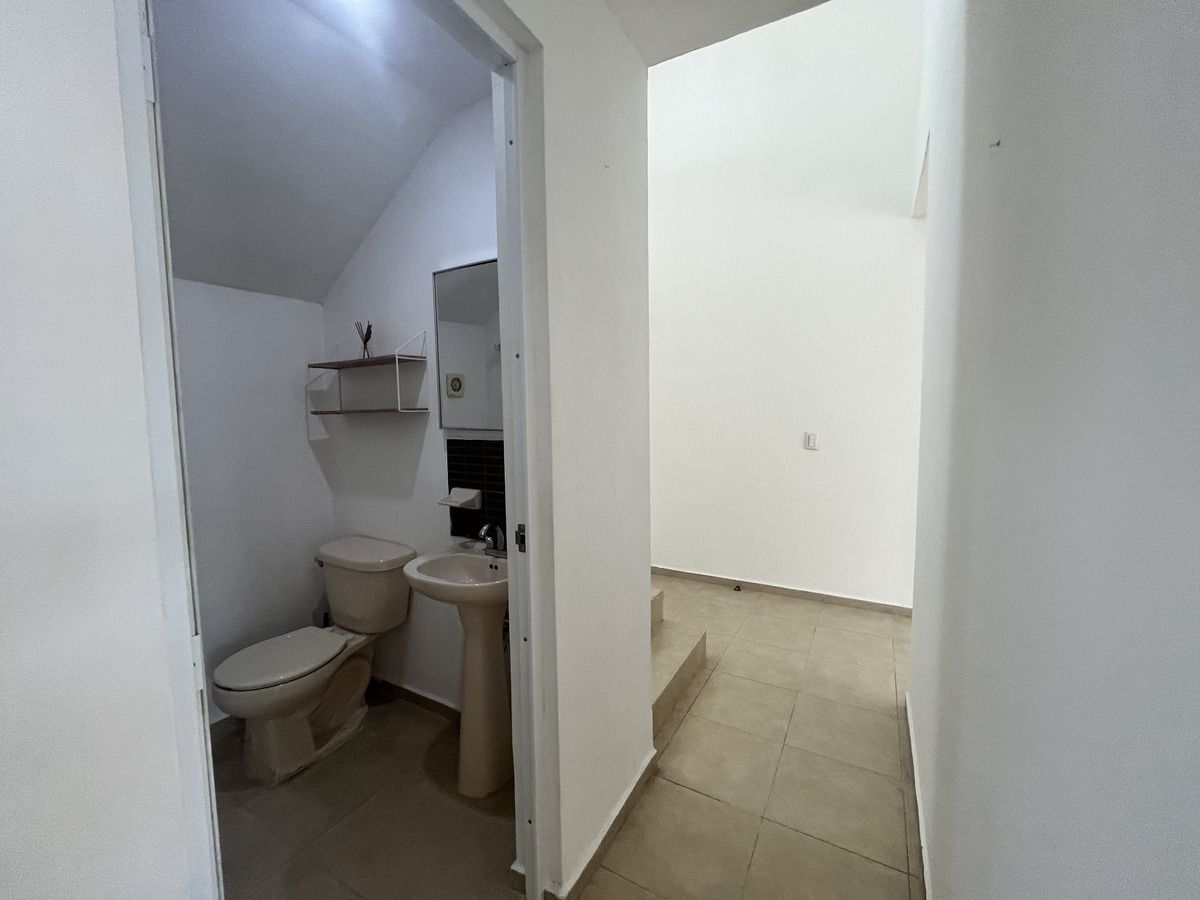 5 de 36: 1/2 Baño de visitas al lado de la escalera